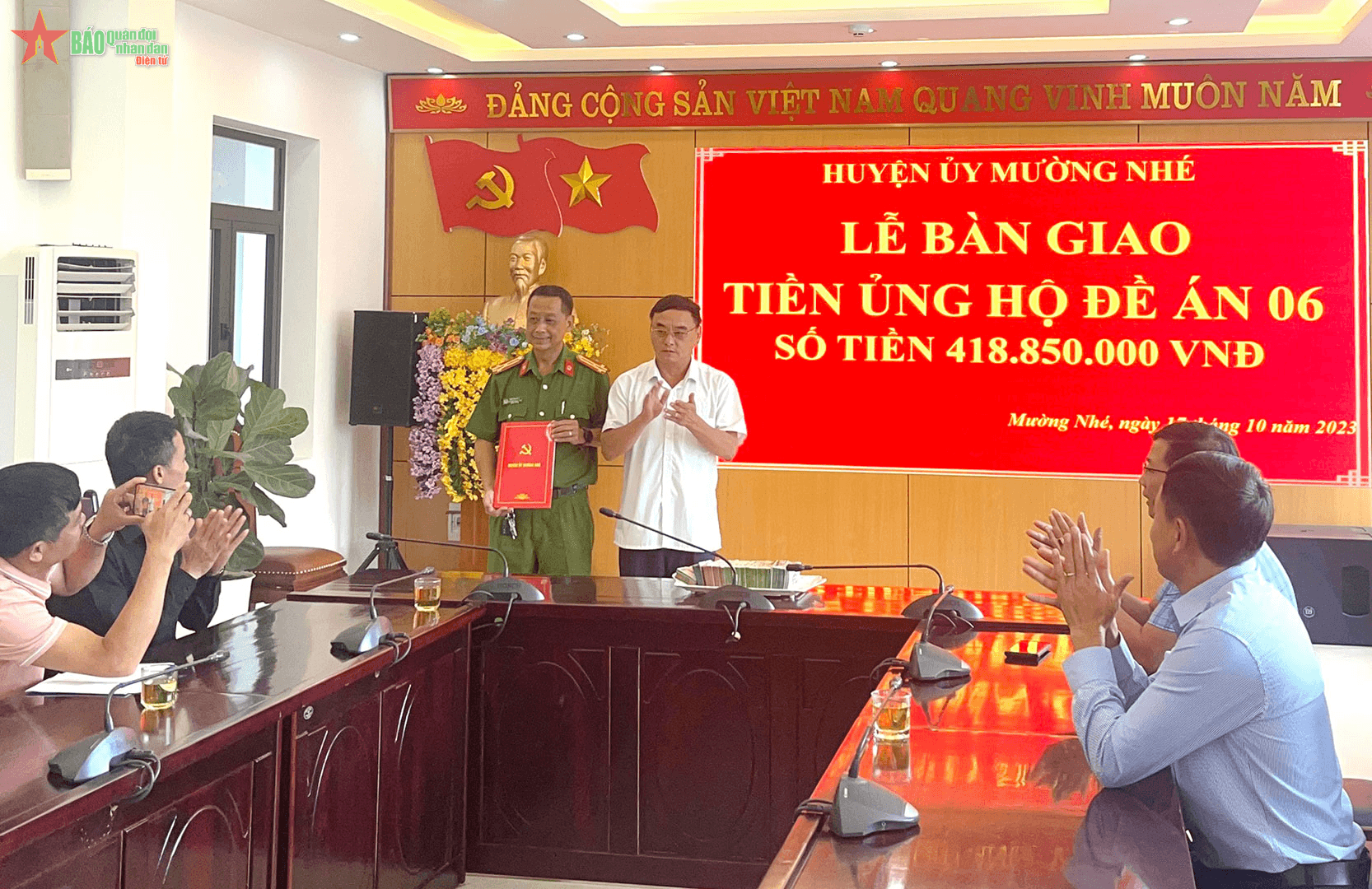 Huyện Mường Nhé, tỉnh Điện Biên hỗ trợ bà con nghèo mua sim điện thoại