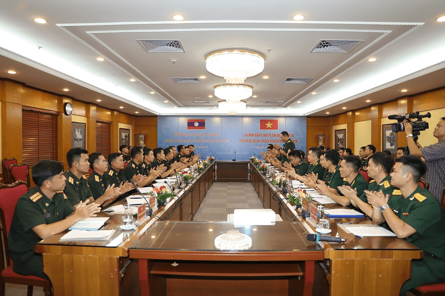 Đoàn Sĩ quan trẻ Quân đội nhân dân Lào thăm Học viện Kỹ thuật Quân sự