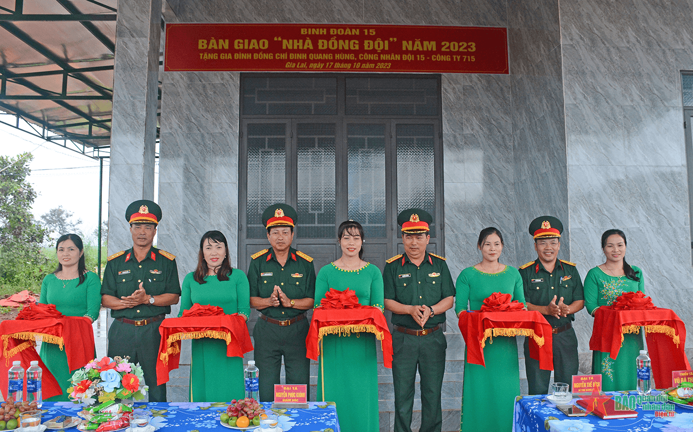 Binh đoàn 15 tặng nhà “Nhà đồng đội” cho công nhân ở biên giới