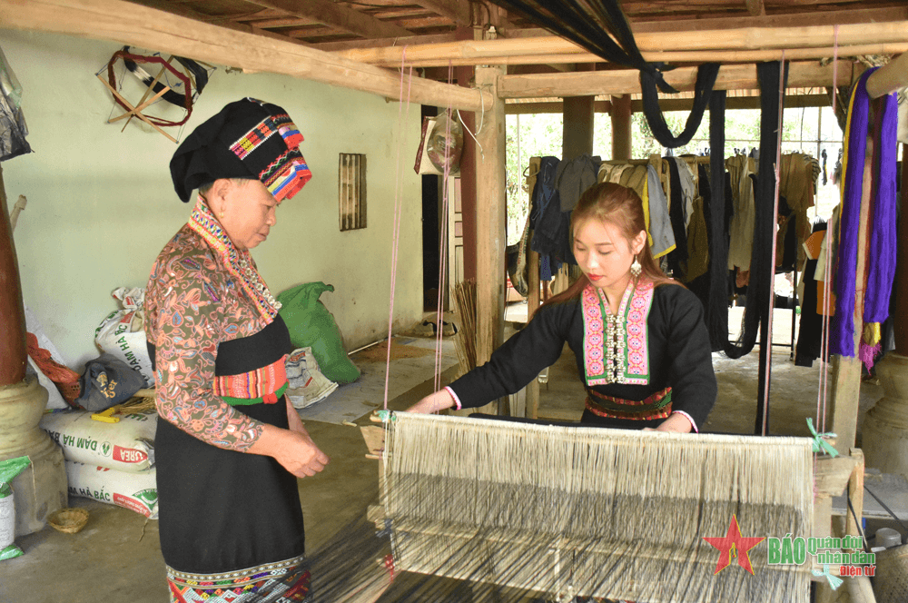 Bảo tồn, phát huy giá trị văn hóa truyền thống, giữ gìn nghề dệt thổ cẩm truyền thống của dân tộc Lào ở Điện Biên