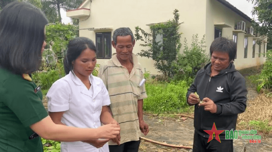 Nữ y tá của buôn làng biên giới Kon Tum