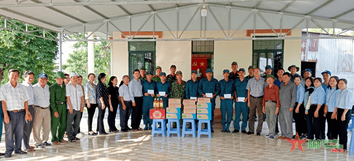 An Giang: Thăm, tặng quà lực lượng dân quân trên tuyến biên giới