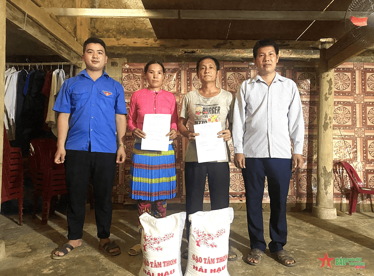 Những gia đình người Mông vùng cao tự nguyện viết đơn xin thoát nghèo
