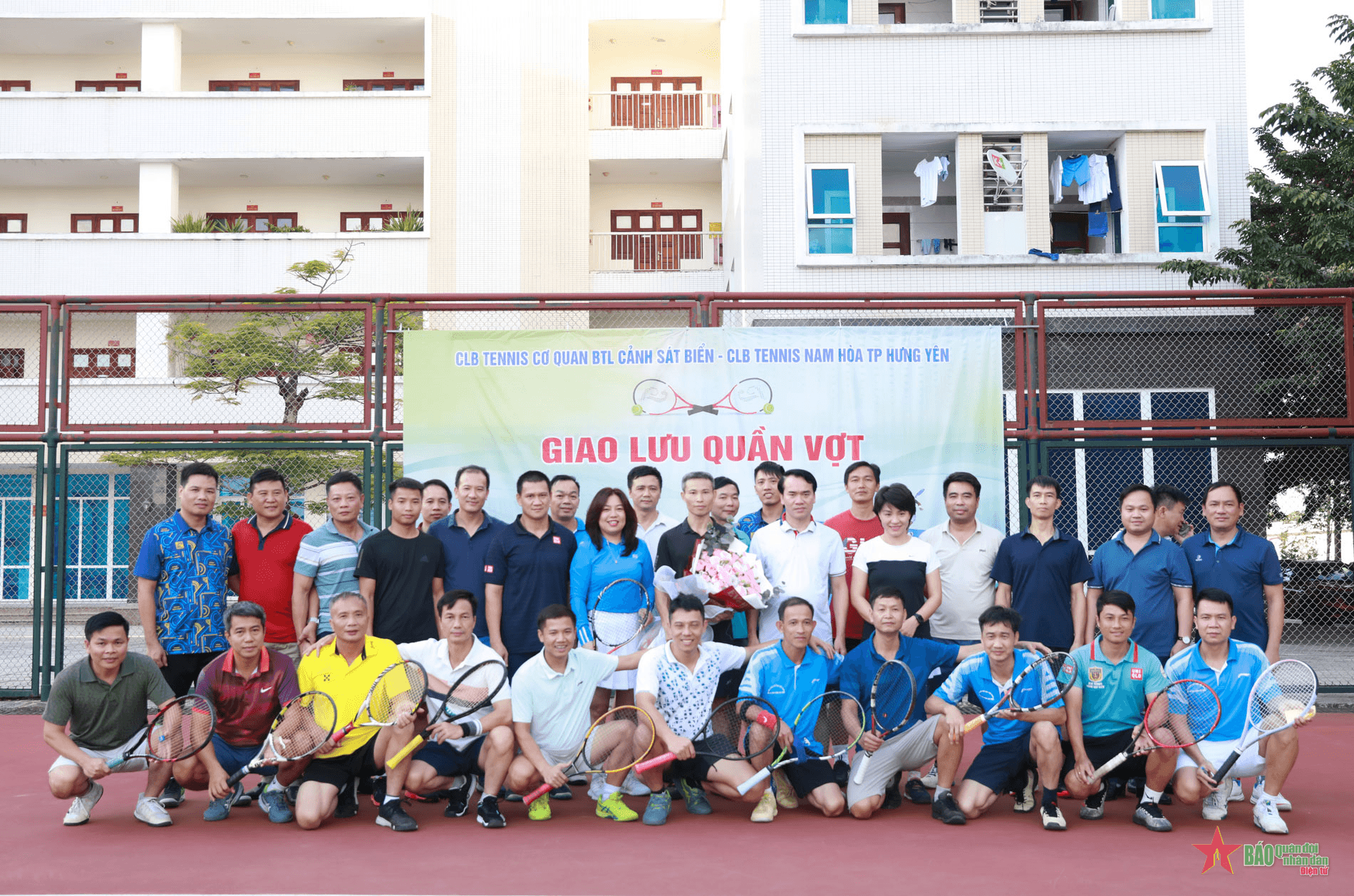 Cảnh sát biển giao lưu thể thao hướng tới chào mừng Ngày hội Quốc phòng toàn dân