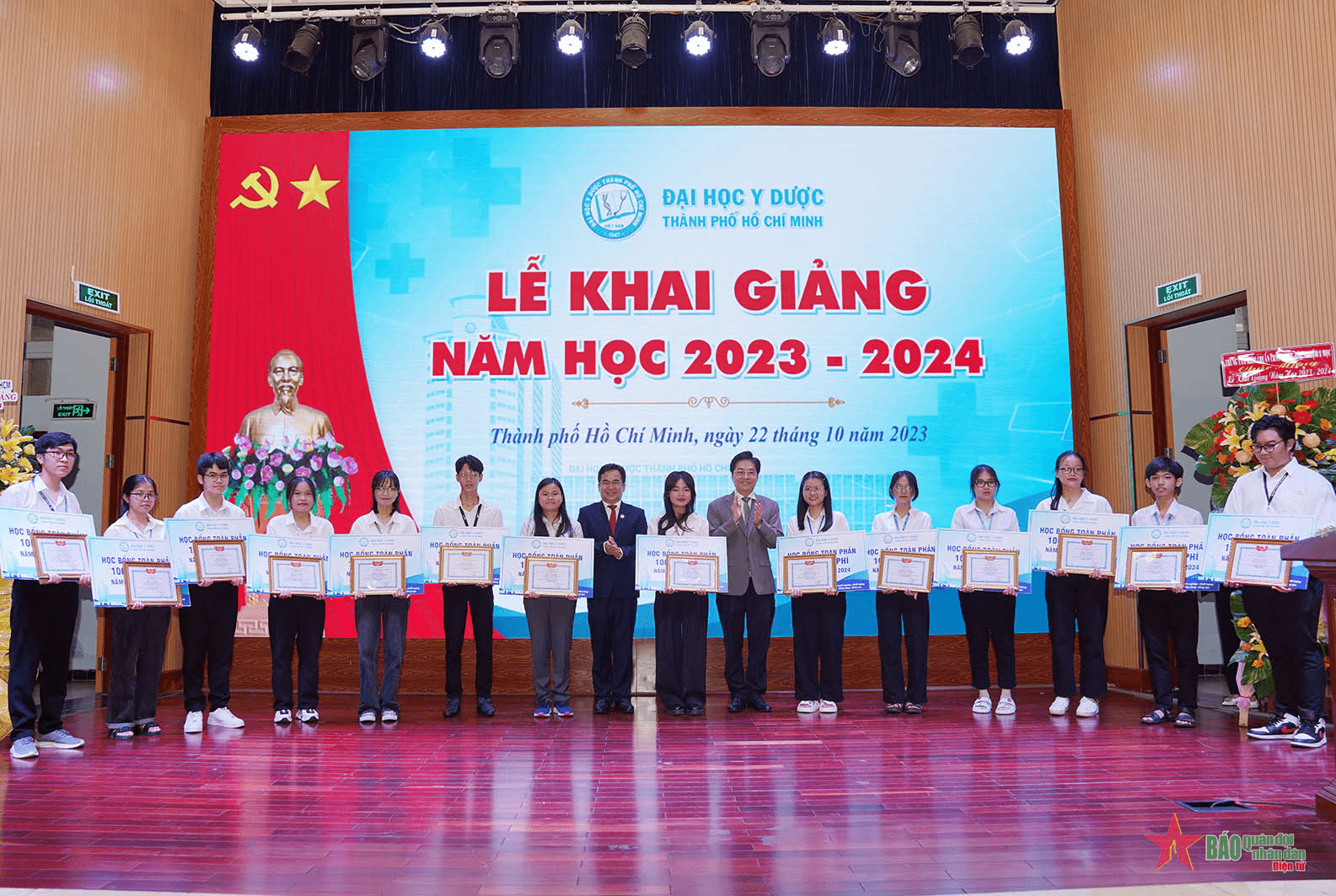 Tuyên dương các thủ khoa đầu vào, sinh viên ngành y tiêu biểu