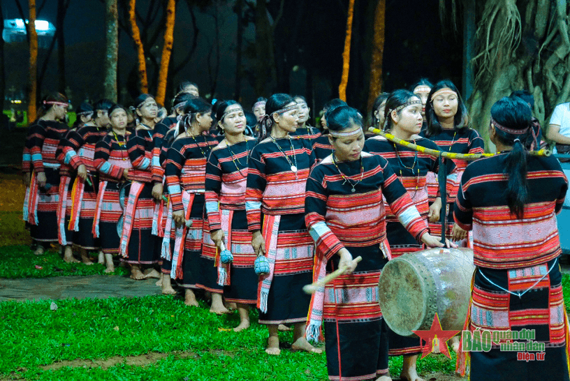 Độc đáo cồng chiêng nữ