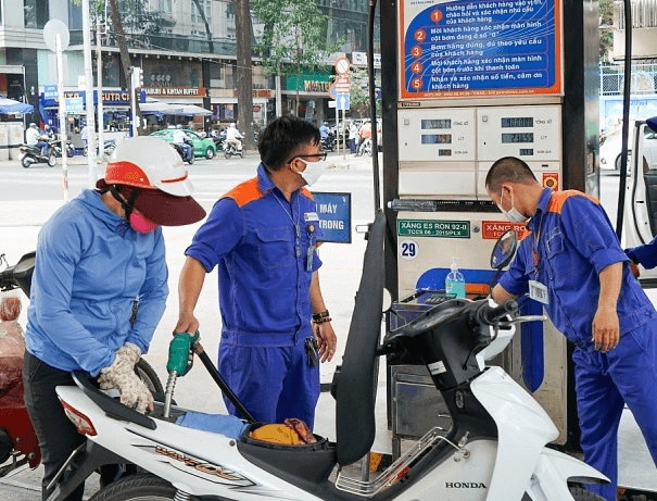 Giá xăng RON 95-III vượt 23.000 đồng/ lít
