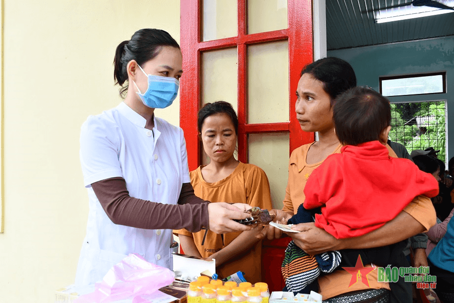 Đoàn Kinh tế- Quốc phòng 79, Binh đoàn 15: Khám, cấp thuốc miễn phí cho đồng bào dân tộc Bru-Vân Kiều