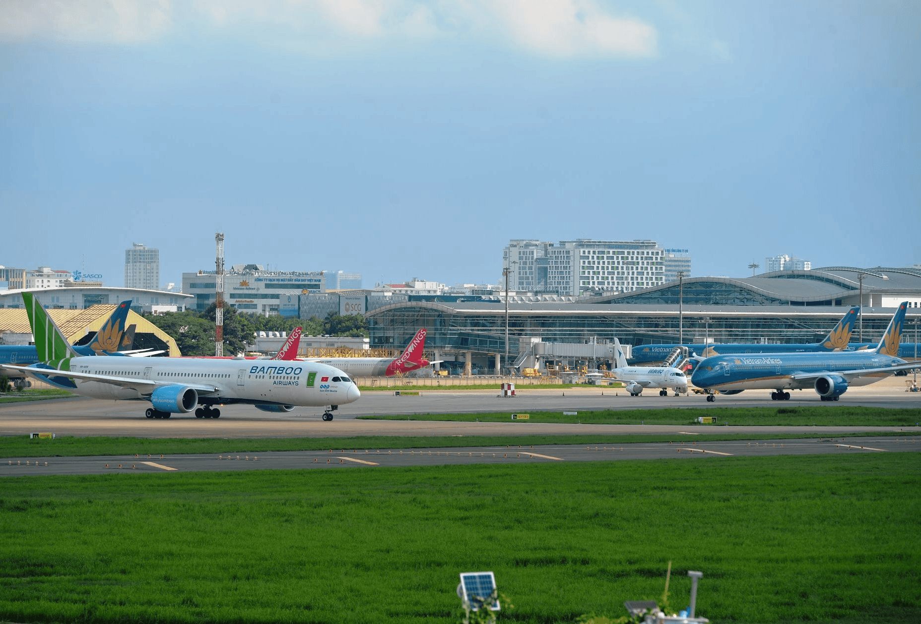 Du lịch ế khách có phải vì giá vé máy bay cao?