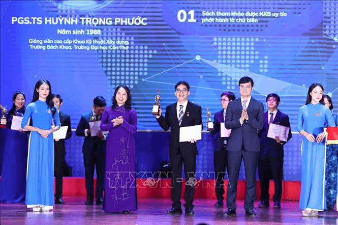 Phó chủ tịch nước Võ Thị Ánh Xuân dự Lễ kỷ niệm 20 năm Giải thưởng Khoa học công nghệ Quả cầu vàng