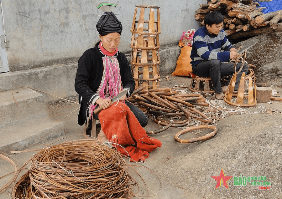 Nghề làm ghế mây của người Dao đầu bằng