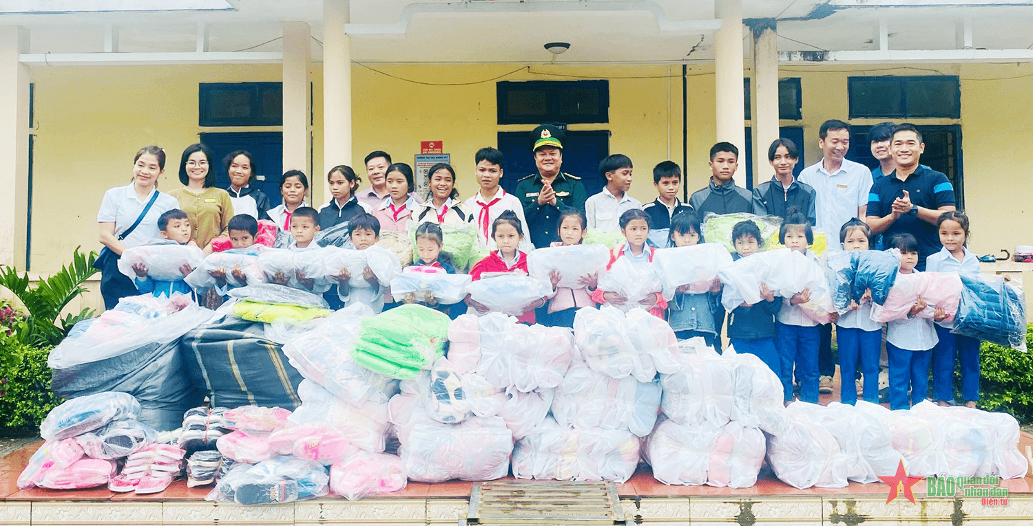 Tặng quà học sinh và người nghèo xã Hướng Việt