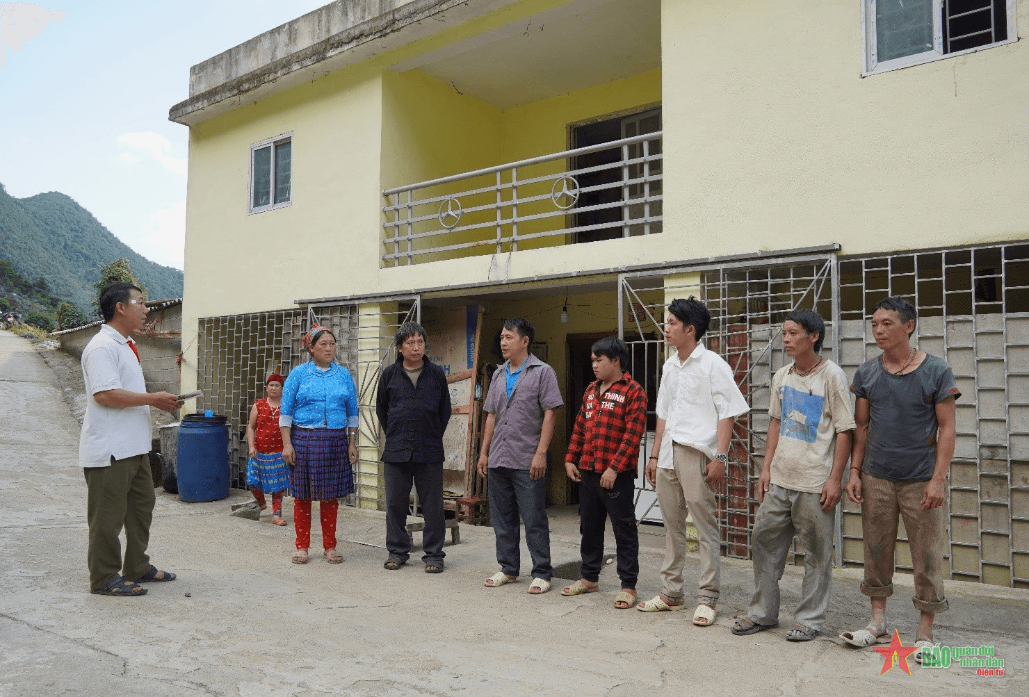 Trưởng thôn người Mông nhiệt tình, tâm huyết với công tác phát triển kinh tế xã hội vùng dân tộc thiểu số