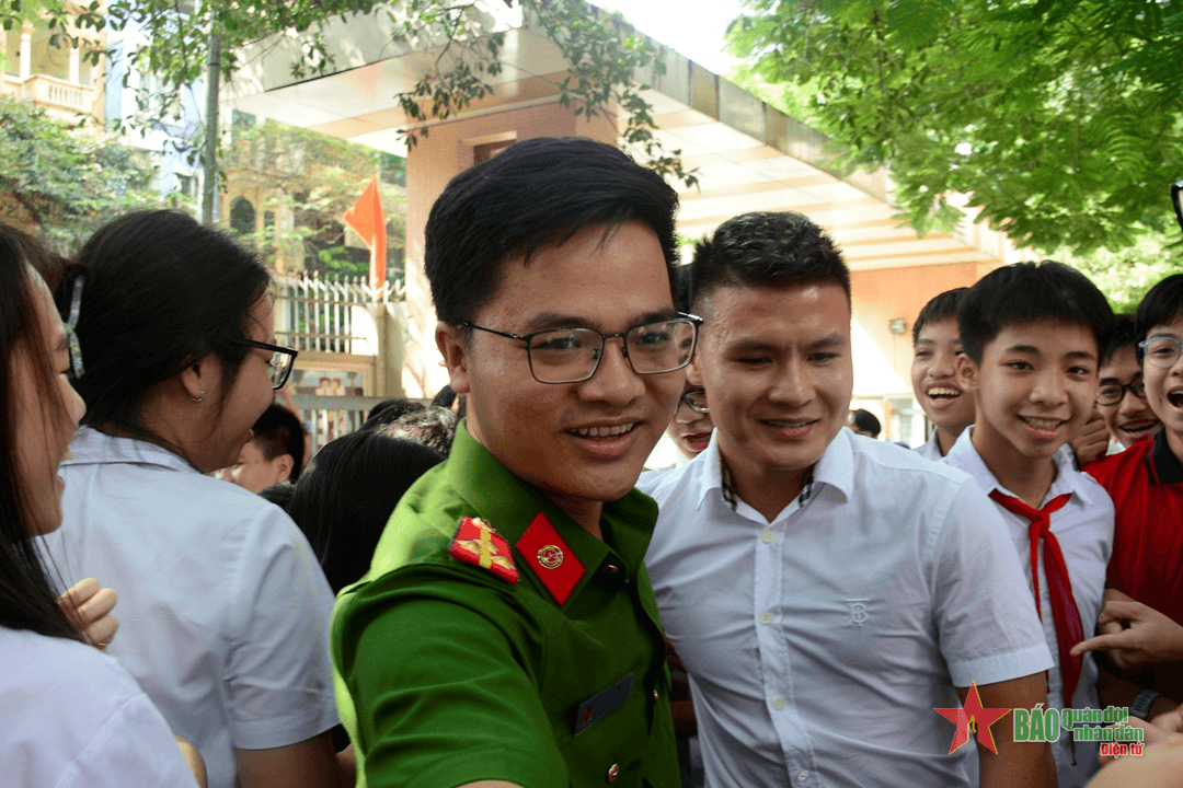 Tuyển thủ Quang Hải tới cổ vũ Cuộc thi “Trường học không ma túy”