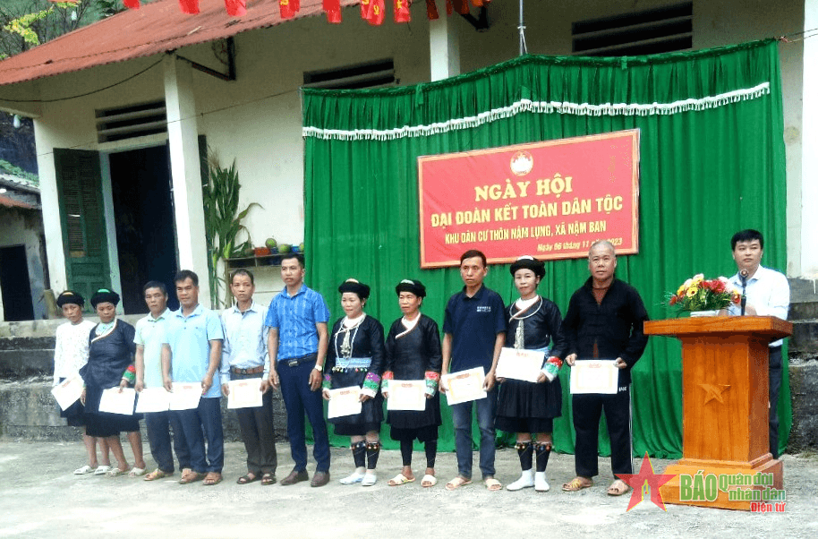 Ấm áp Ngày hội Đại đoàn kết bản vùng cao Nậm Lụng