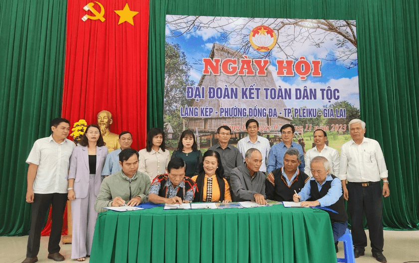 Lãnh đạo Tỉnh ủy Gia Lai dự Ngày hội Đại đoàn kết toàn dân tộc tại làng Kép