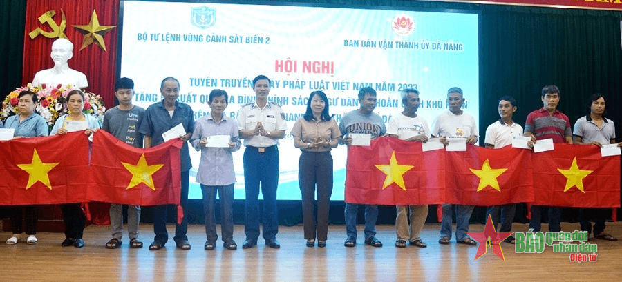 Tuyên truyền pháp luật, giúp đỡ ngư dân vươn khơi