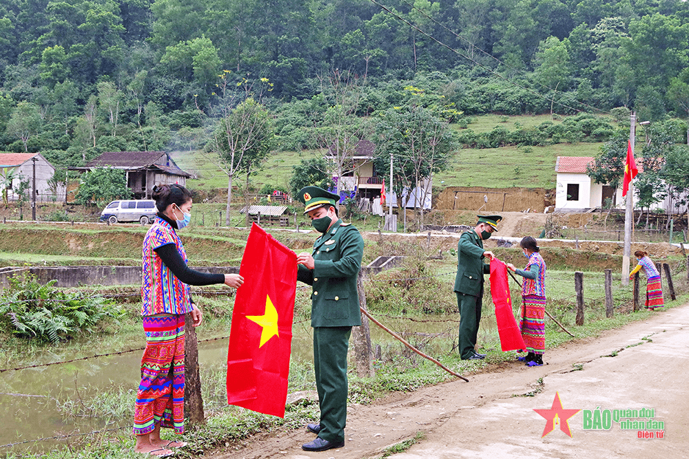 Đảng viên người dân tộc Chứt dưới chân núi Ka Đay