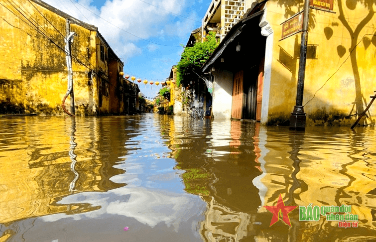 Lũ lớn, Hội An ngập sâu trong nước