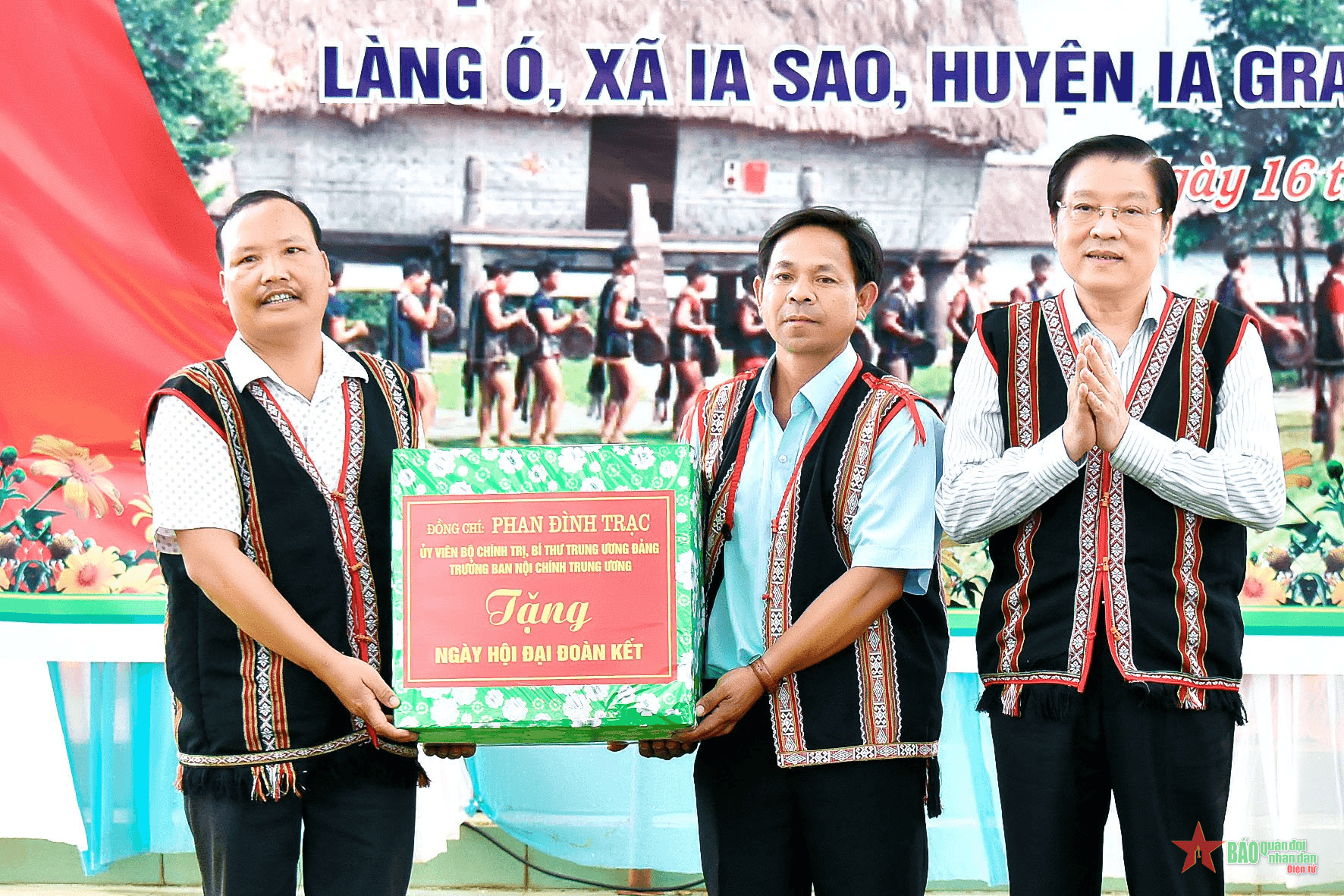 Đồng chí Phan Đình Trạc chung vui Ngày hội Đại đoàn kết toàn dân tộc tại tỉnh Gia Lai