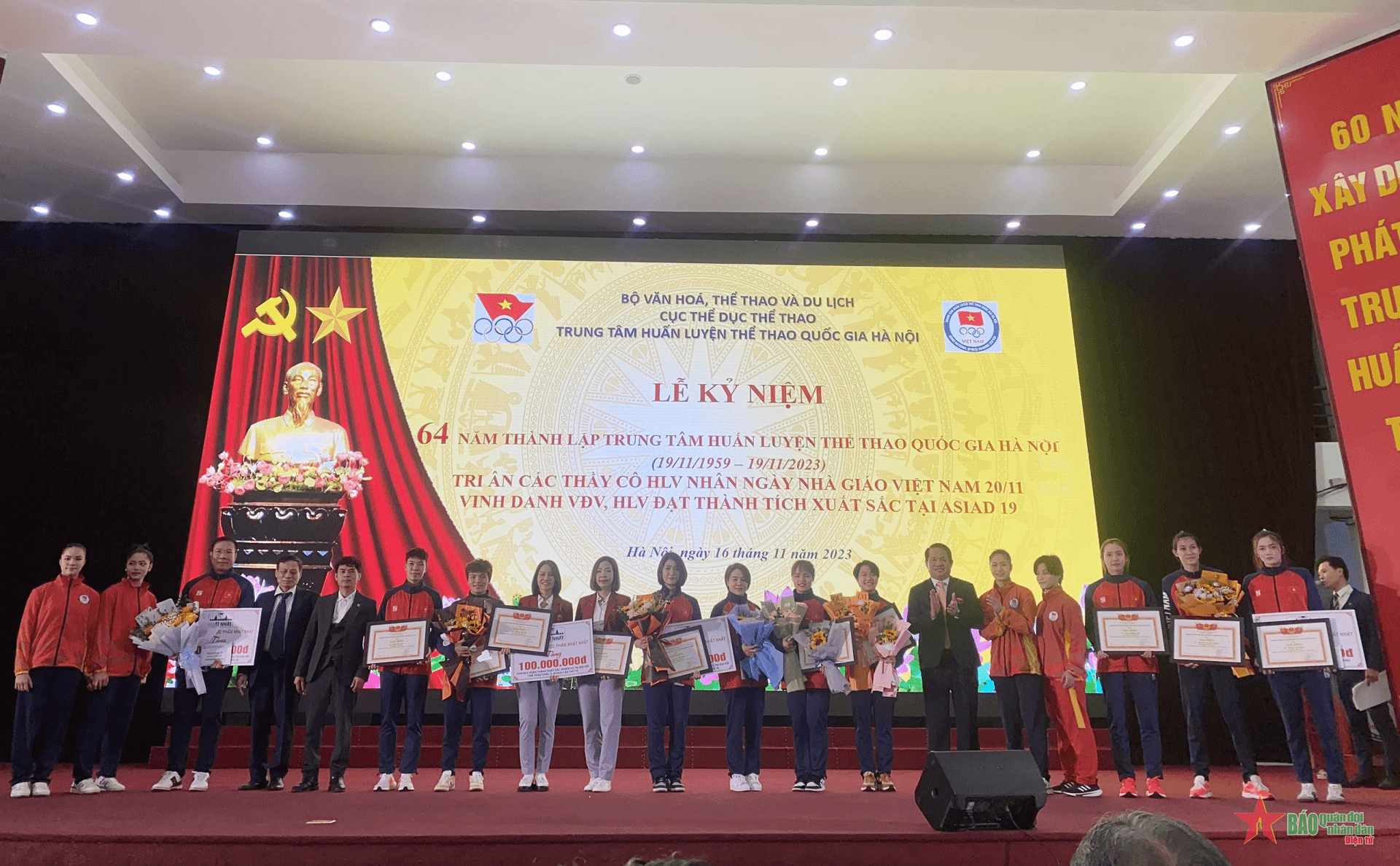 Trung tâm Huấn luyện Thể thao Quốc gia Hà Nội nhận Bằng khen của Thủ tướng