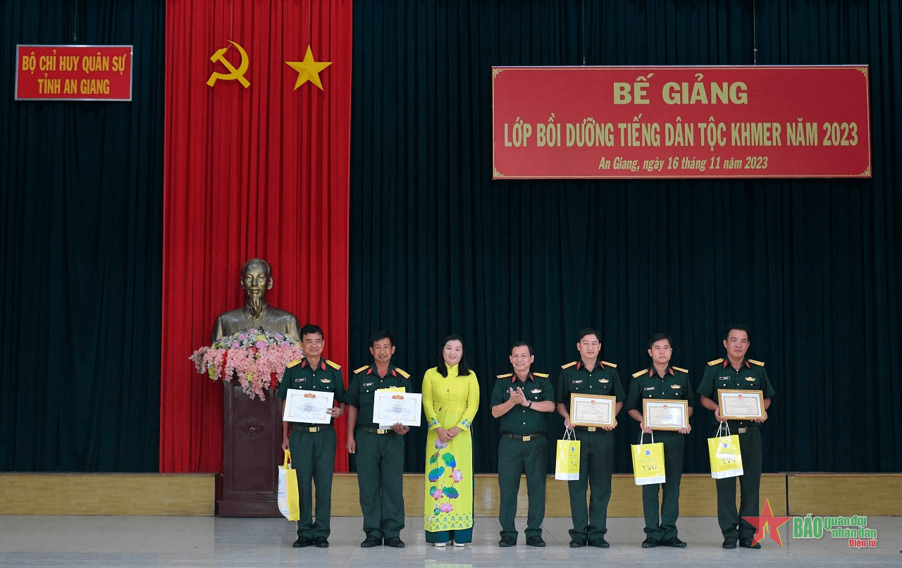 Bộ CHQS tỉnh An Giang bế giảng lớp bồi dưỡng tiếng Khmer