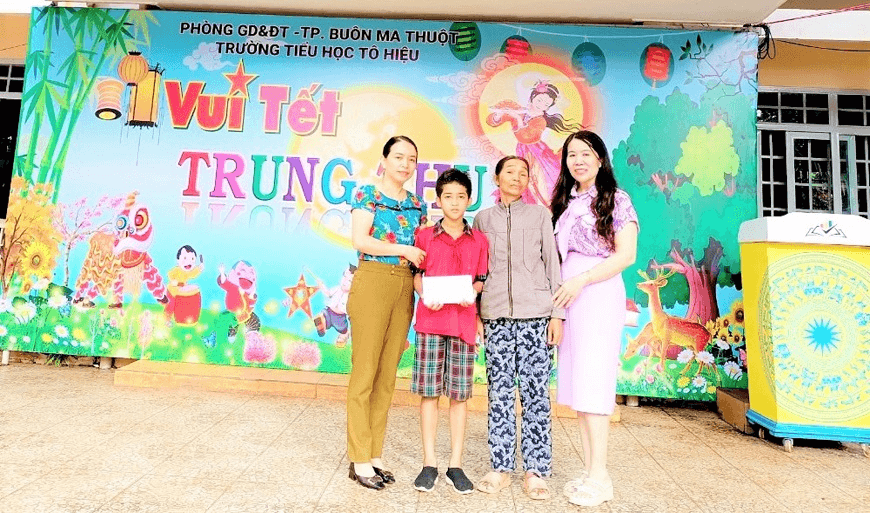 Đổi hoa lấy thẻ BHYT tặng học sinh khó khăn - việc làm ý nghĩa trong Ngày Nhà giáo Việt Nam