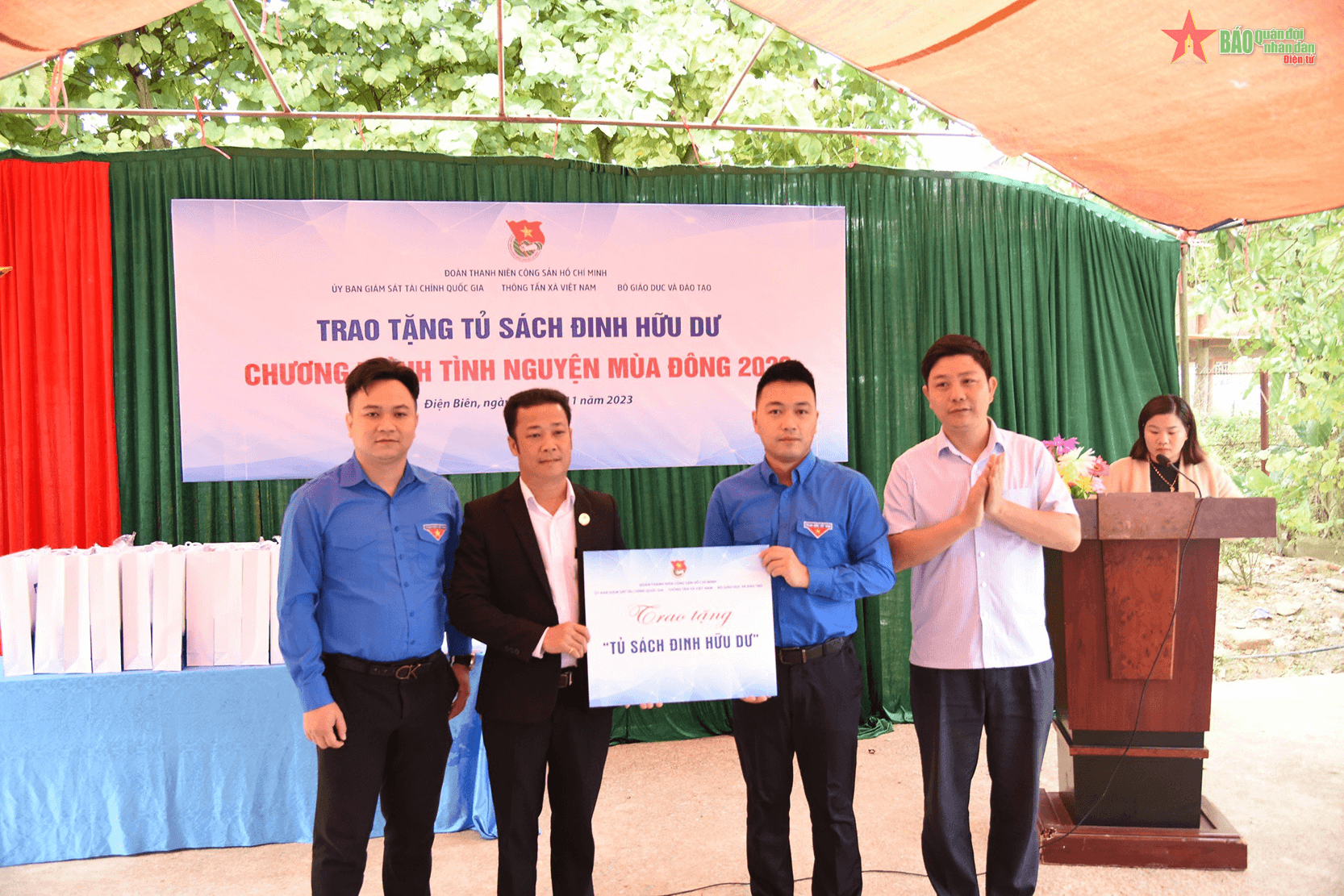 Trao “Tủ sách Đinh Hữu Dư” tặng học sinh tỉnh Điện Biên
