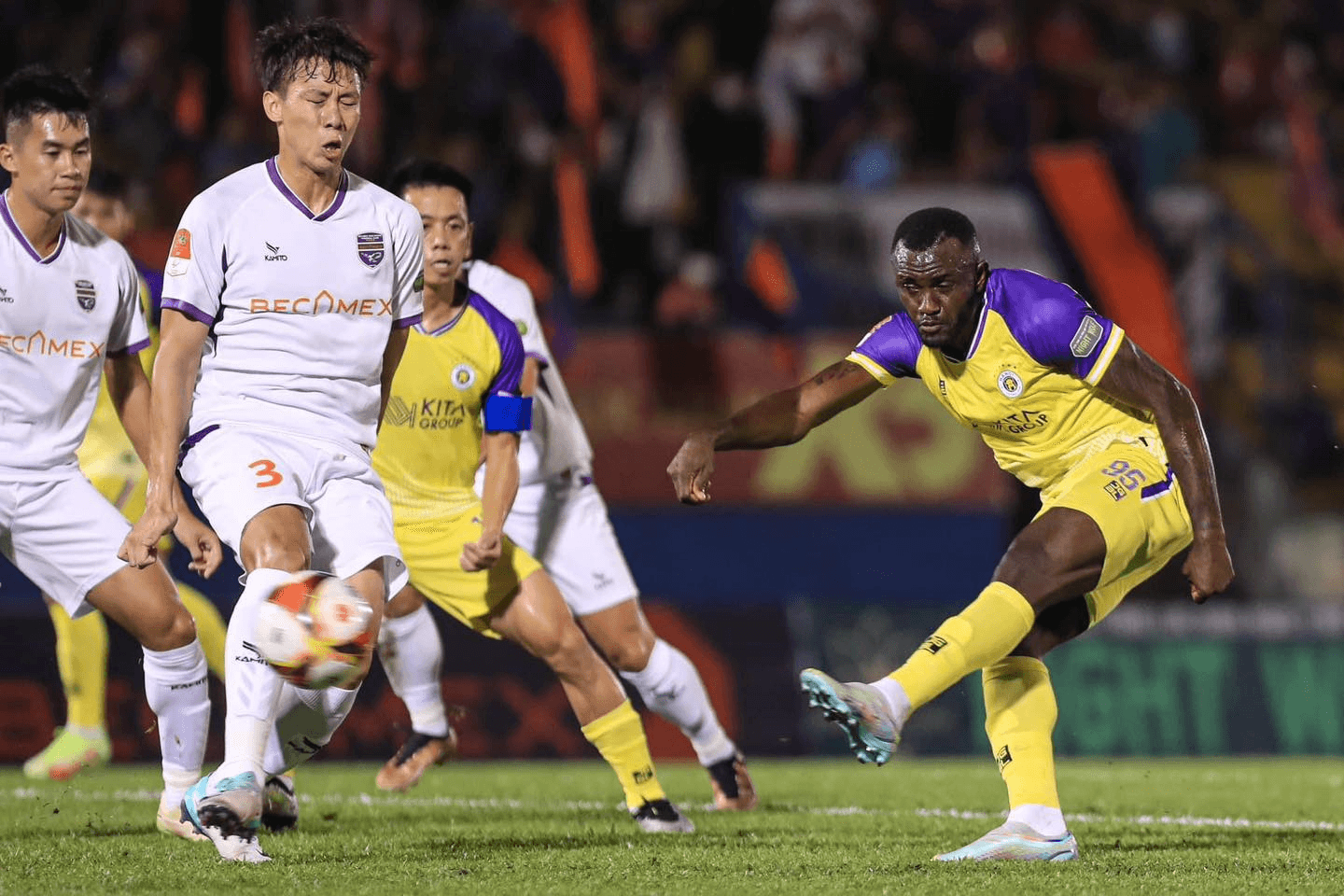 Tuấn Hải lập siêu phẩm, Hà Nội FC đánh bại Becamex Bình Dương