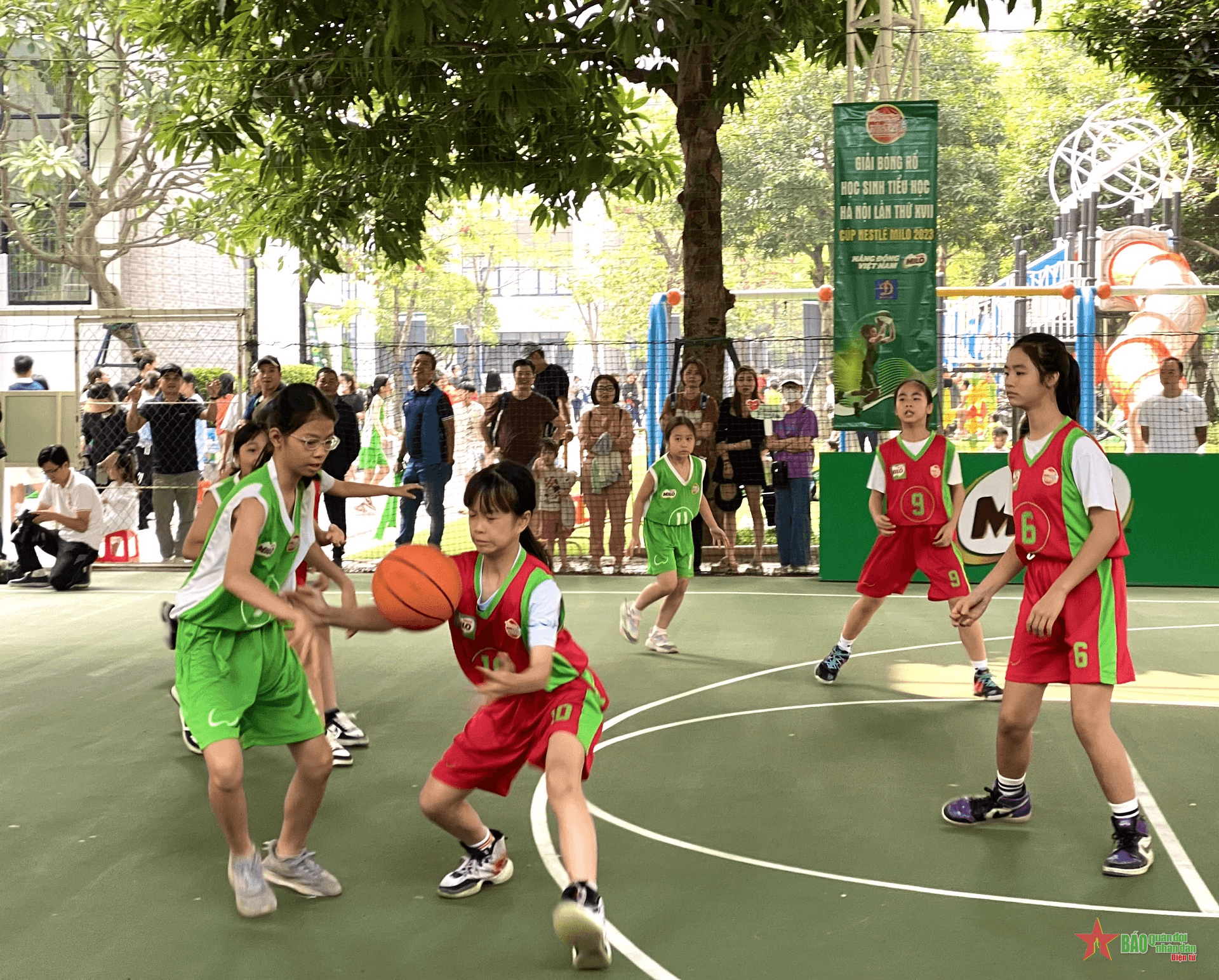 Hấp dẫn vòng chung kết Giải bóng rổ học sinh tiểu học Hà Nội 2023
