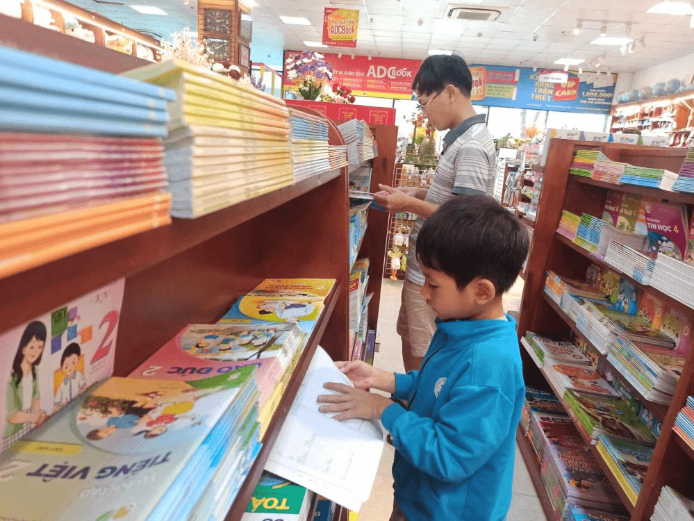 Có cần biên soạn thêm một bộ sách giáo khoa?