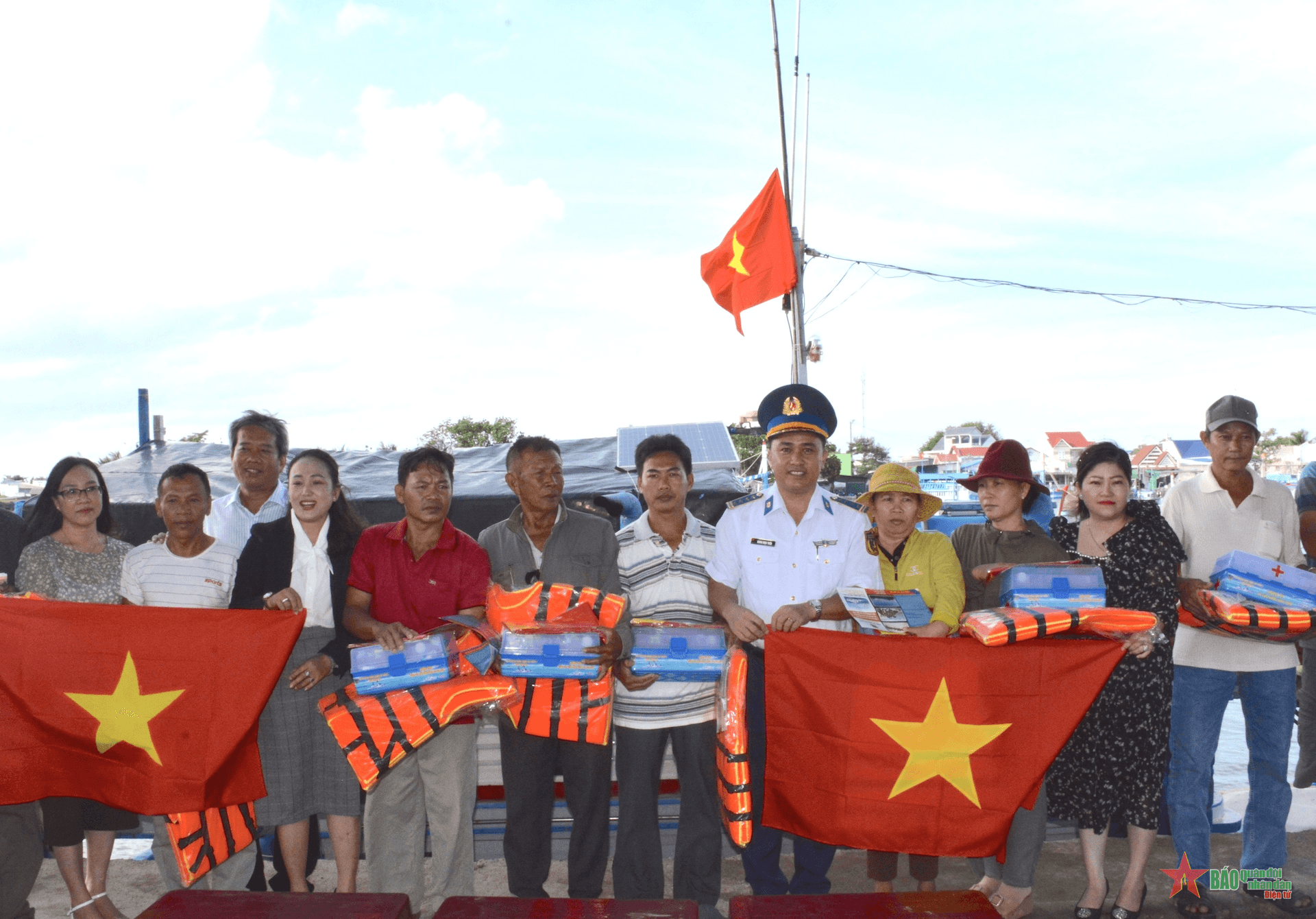 Hải đoàn 32 đồng hành cùng ngư dân Ninh Thuận
