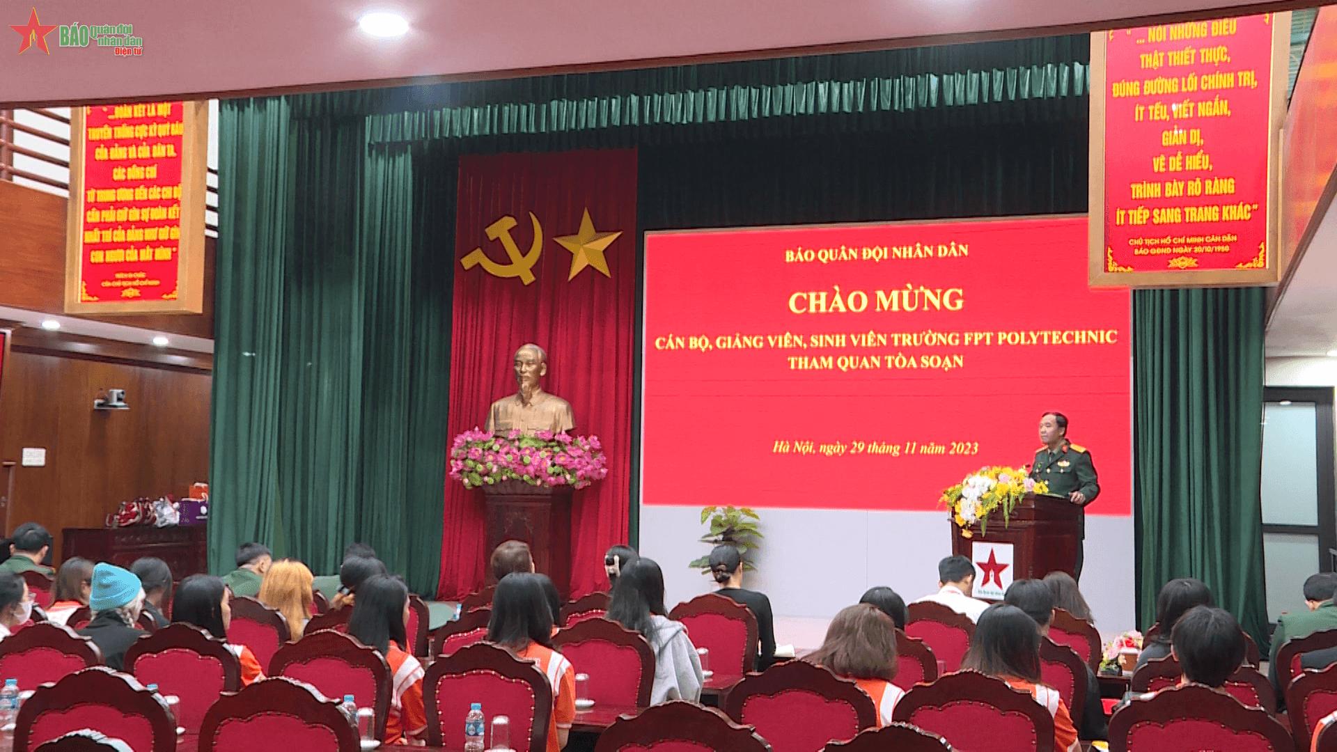 Sinh viên Trường Cao đẳng FPT Polytechnic tham quan Báo Quân đội nhân dân
