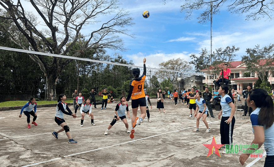 Giao lưu bóng chuyền chào mừng ngày truyền thống Binh đoàn 16