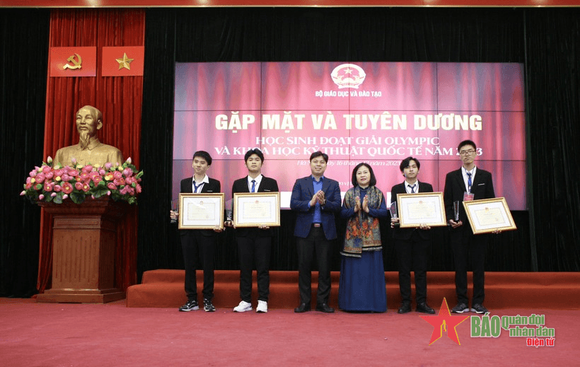 Tuyên dương học sinh đoạt giải Olympic và Khoa học kỹ thuật quốc tế 2023