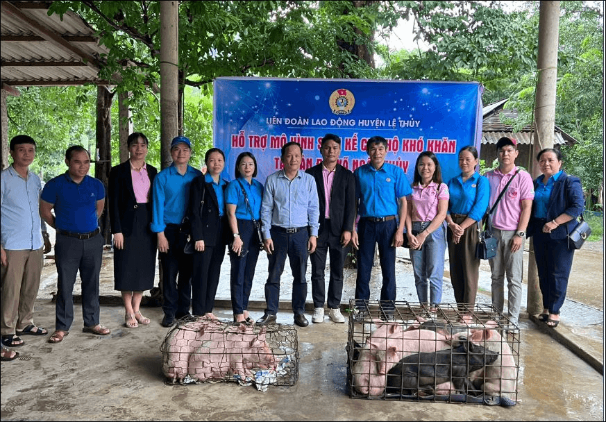 Trao sinh kế giúp đồng bào thoát nghèo