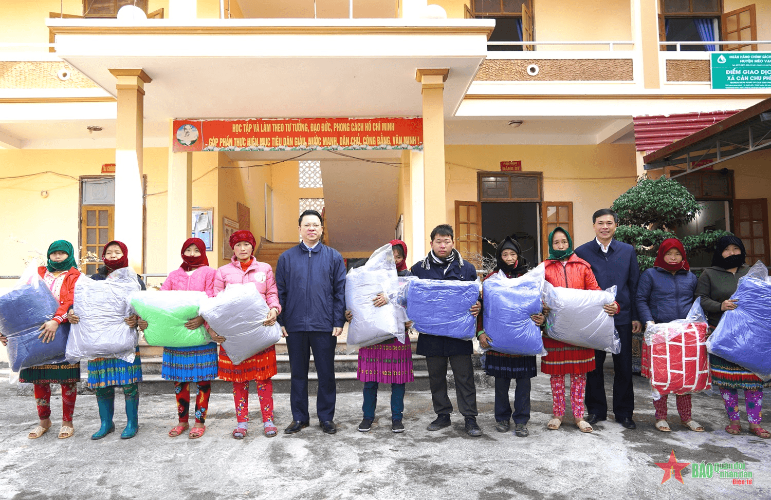 Ban Dân vận Tỉnh ủy Hà Giang trao tặng quà hộ nghèo tại huyện vùng cao Mèo Vạc