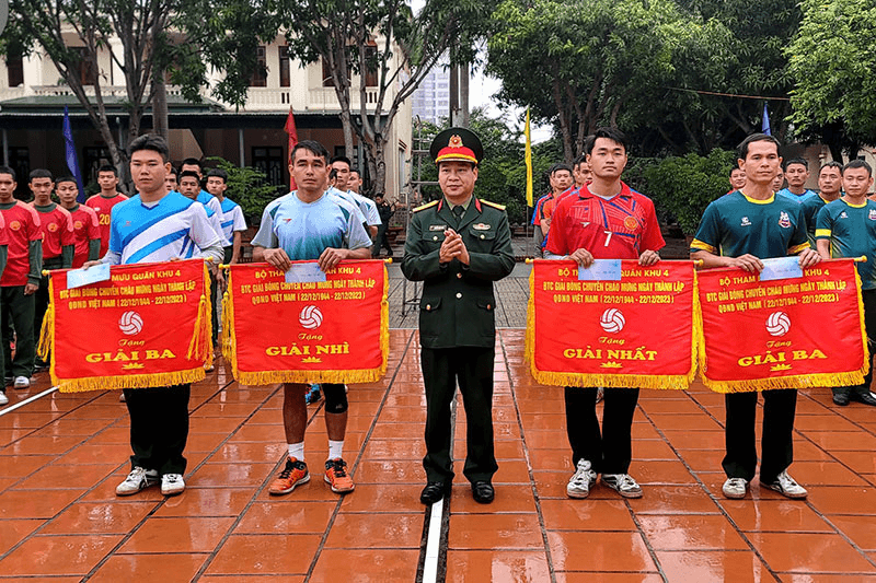 Bộ Tham mưu Quân khu 4 tổ chức giải bóng chuyền chào mừng Ngày thành lập Quân đội