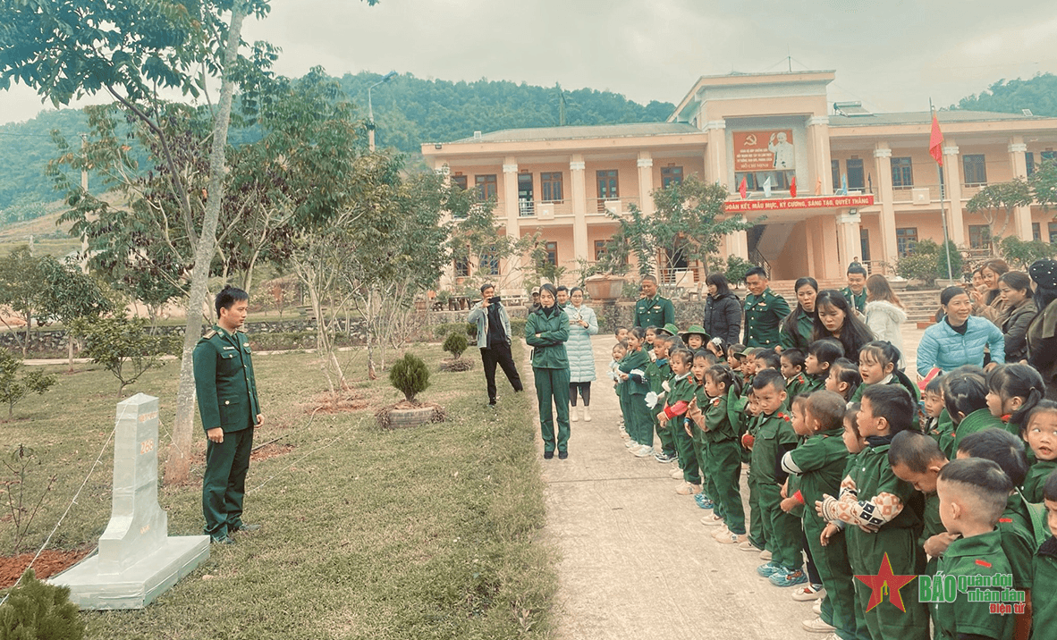 Em tập làm chú bộ đội, một ngày làm lính biên phòng
