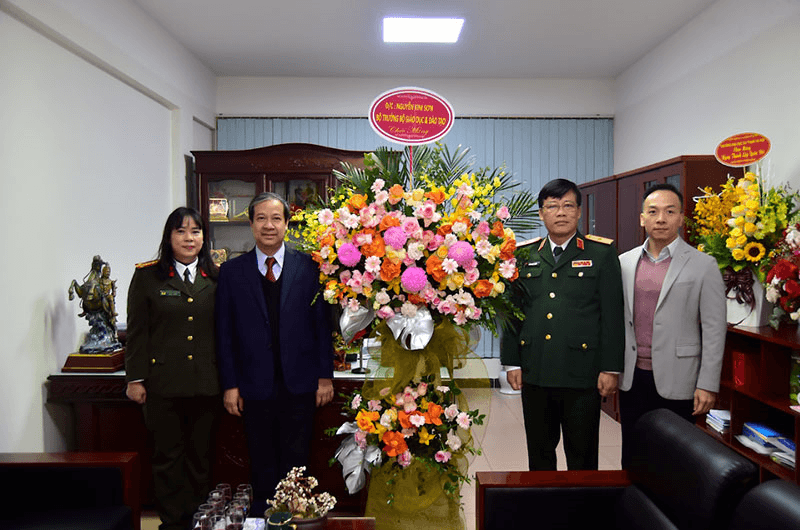 Bộ trưởng Bộ Giáo dục và Đào tạo Nguyễn Kim Sơn chúc mừng Vụ Giáo dục Quốc phòng và An ninh
