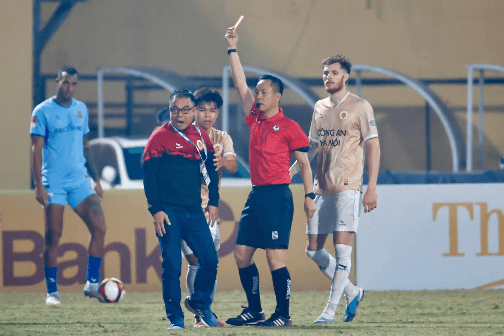 V-League 2023-2024: Ông Trần Tiến Đại bị phạt nặng vì lăng mạ trọng tài