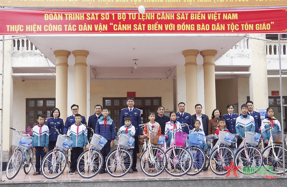 Đoàn Trinh sát số 1 tích cực hỗ trợ ngư dân, giáo dân