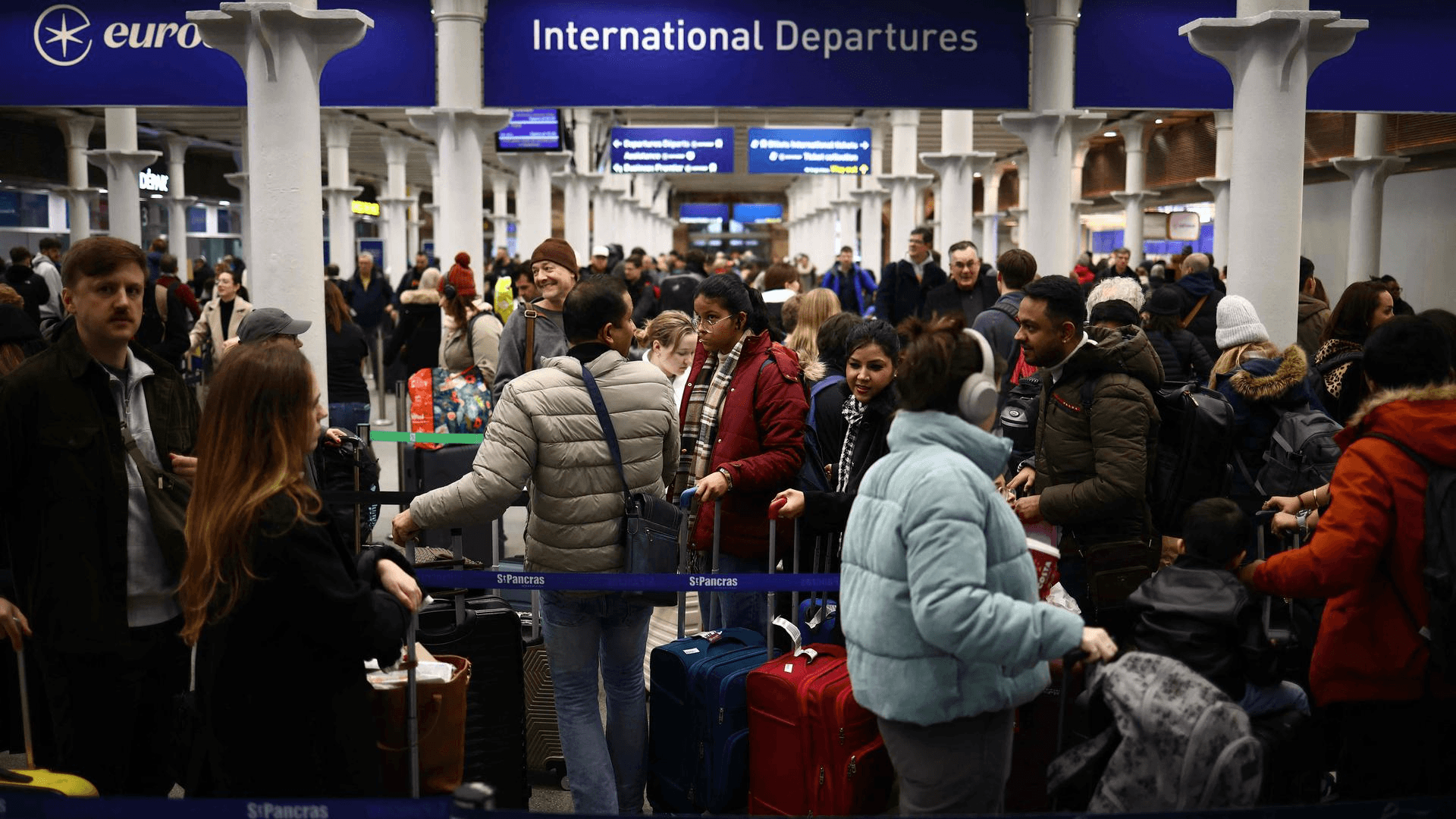 Eurostar hủy hàng loạt chuyến tàu do đường hầm bị ngập lụt tại Anh