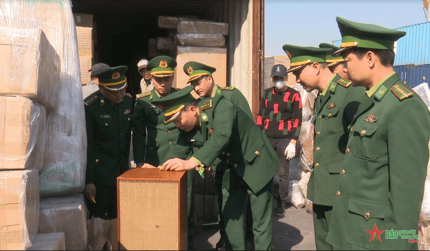 Tăng cường đấu tranh chống buôn lậu, vận chuyển hàng hóa trái phép qua biên giới cảng, biển