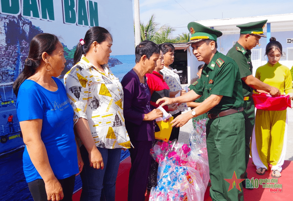 “Xuân Biên phòng ấm lòng dân bản” đến với người xứ biển Cà Mau