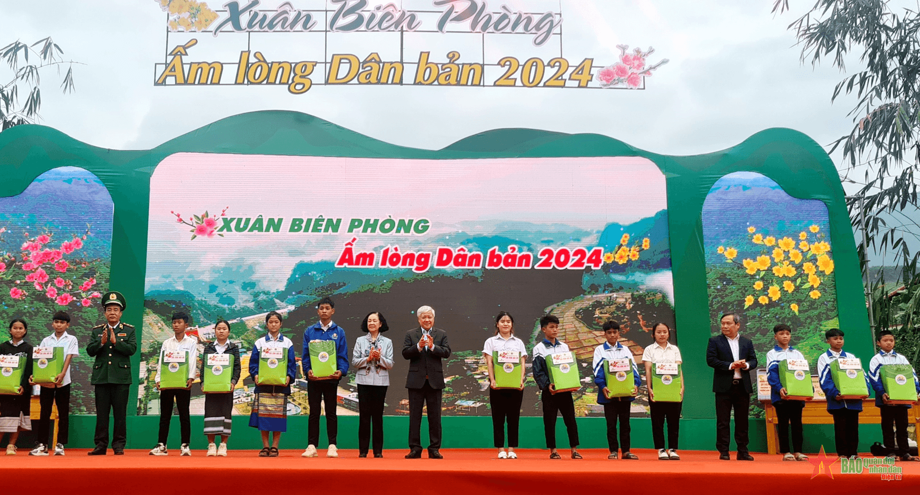 Trao quà Tết tặng trẻ em có hoàn cảnh đặc biệt, khó khăn huyện Minh Hóa, tỉnh Quảng Bình