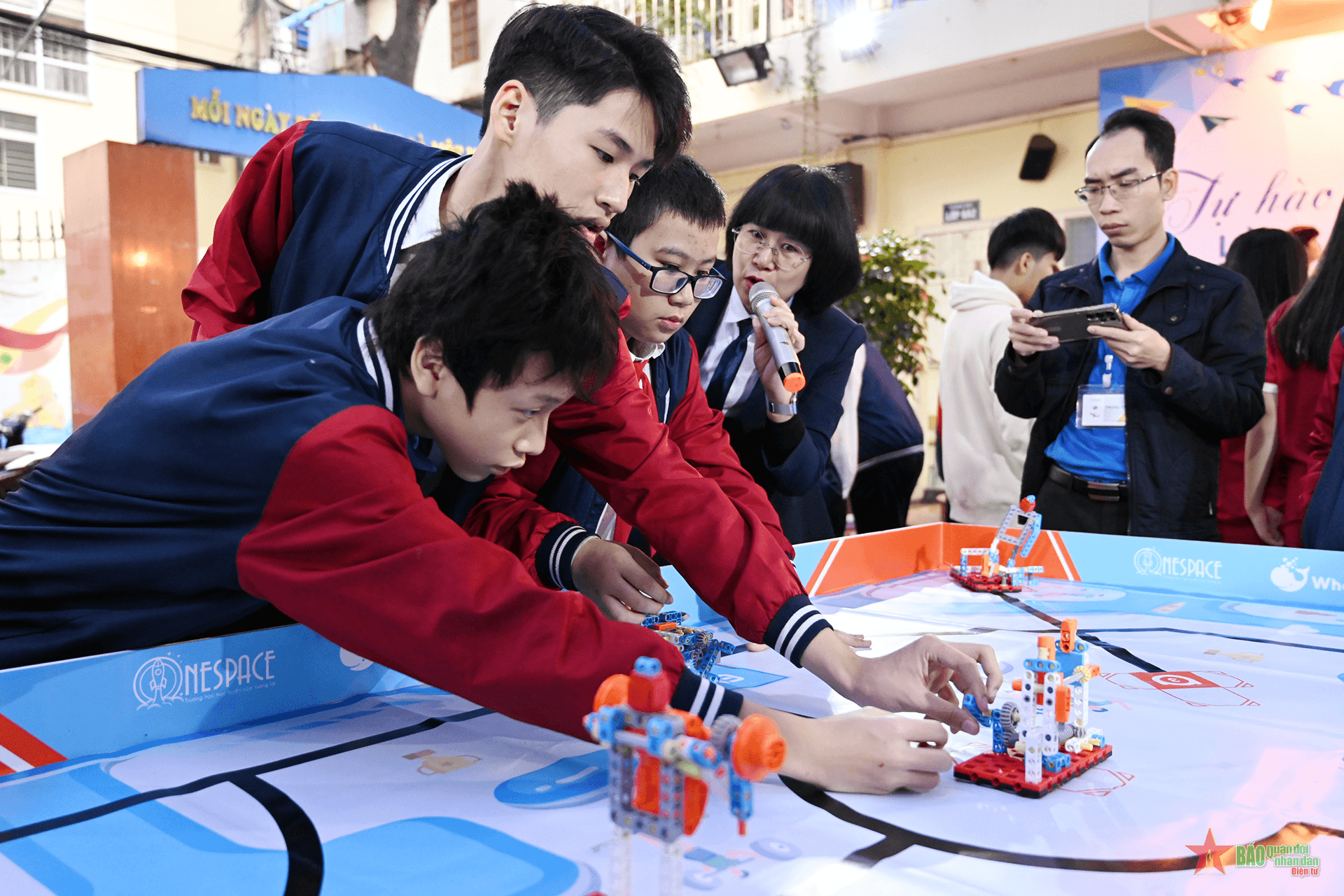 Học sinh Trường THCS Chương Dương thi lập trình robot