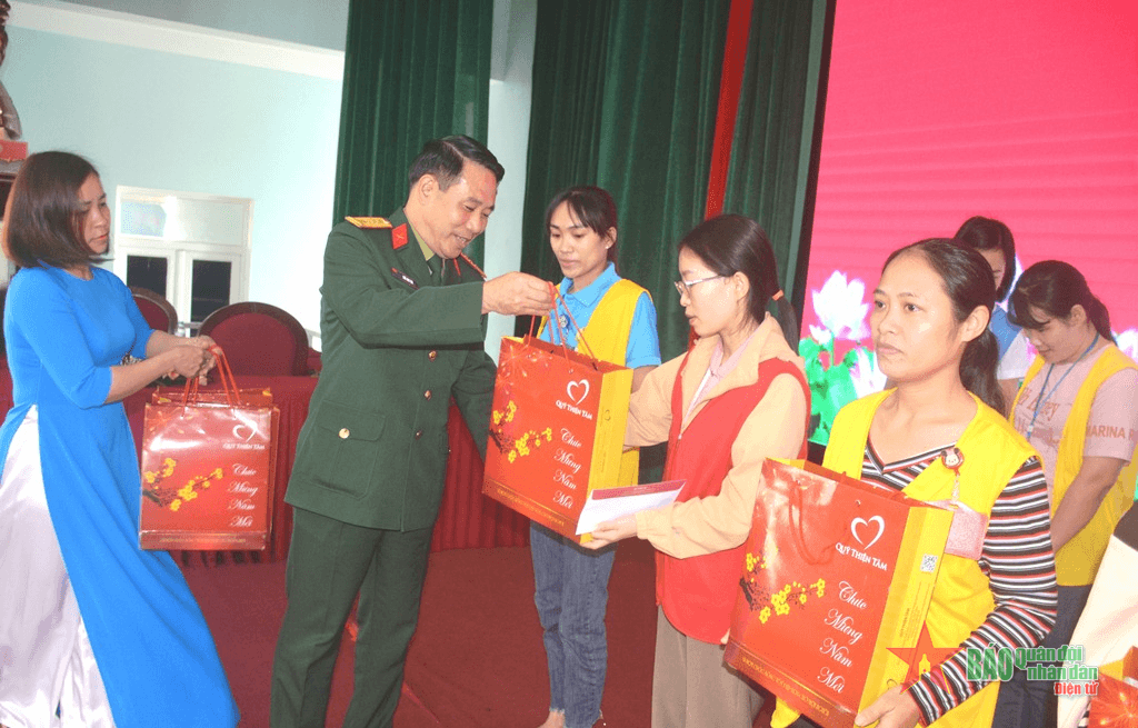 Báo Quân đội nhân dân trao quà Tết tặng công nhân nghèo tại huyện Yên Thành, tỉnh Nghệ An