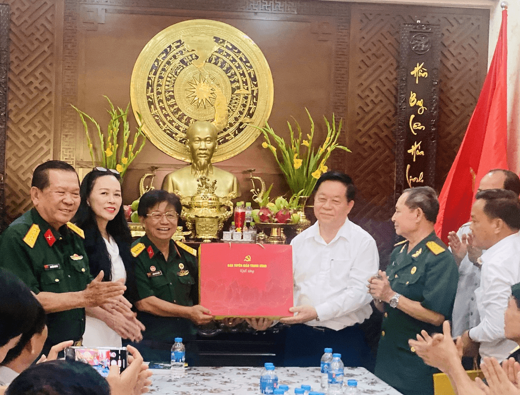 Trưởng ban Tuyên giáo Trung ương Nguyễn Trọng Nghĩa thăm, chúc Tết Hội hỗ trợ gia đình liệt sĩ TP Hồ Chí Minh