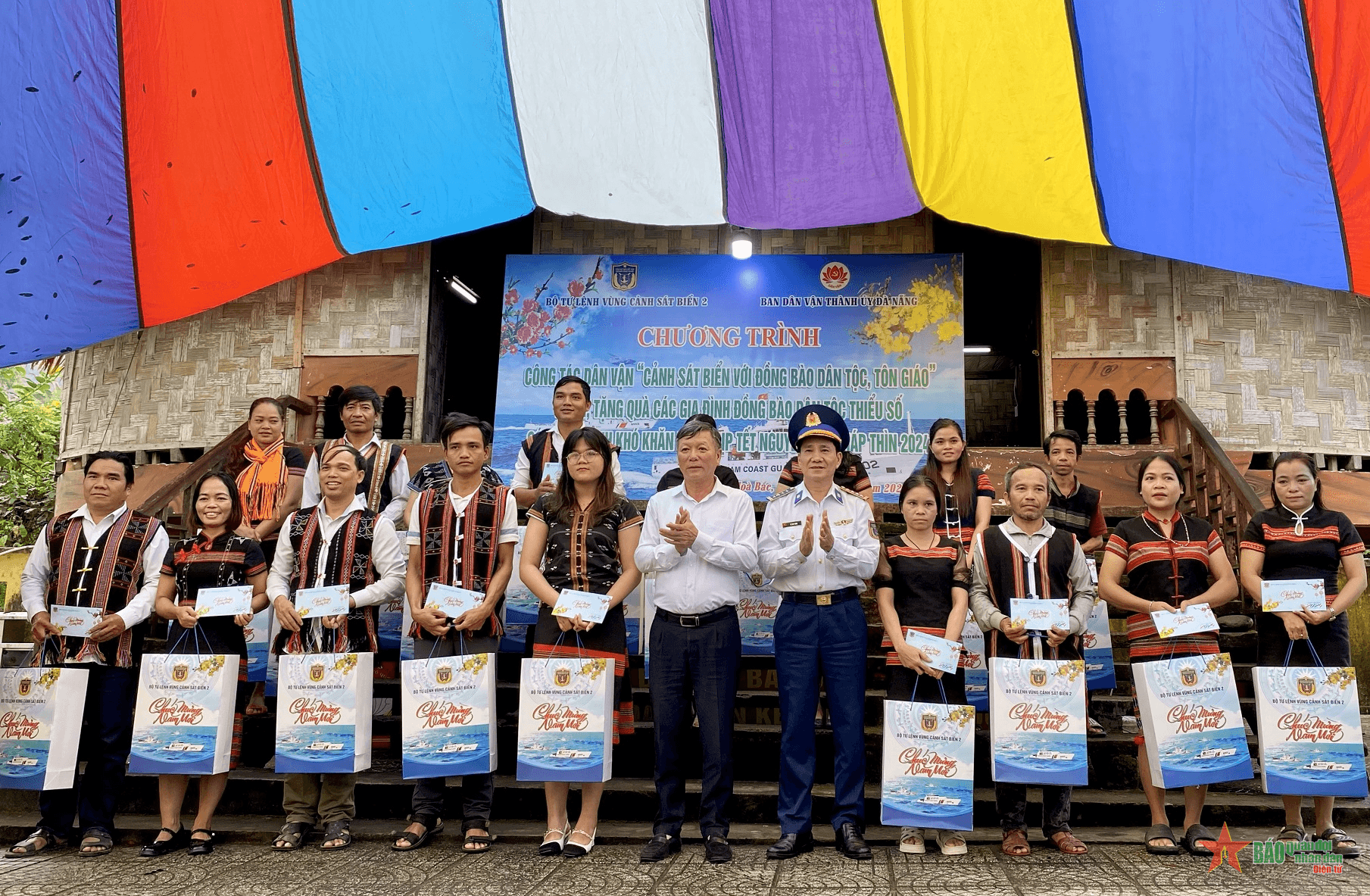 Vùng Cảnh sát biển 2 tặng quà đồng bào dân tộc thiểu số, ngư dân khó khăn tại Đà Nẵng